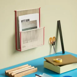 Hübsch Tijdschriftenhouder String, wand, crème wit/rood