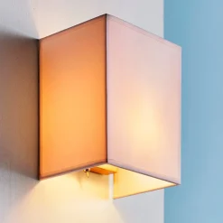 Hoekige, stoffen wandlamp Annalisa in wit