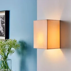Hoekige, stoffen wandlamp Annalisa in wit