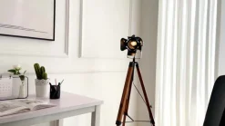 Houten vloerlamp Hilma met tripod statief