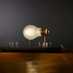 Ingo Maurer I Ricchi Poveri Monument voor een bol