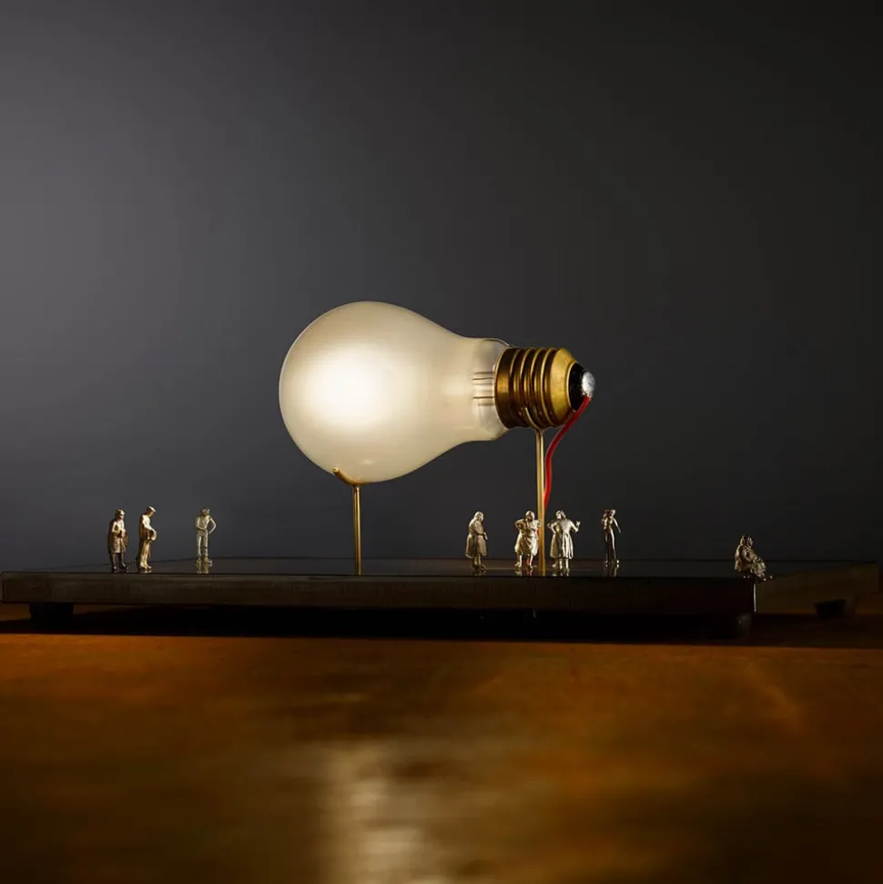 Ingo Maurer I Ricchi Poveri Monument voor een bol