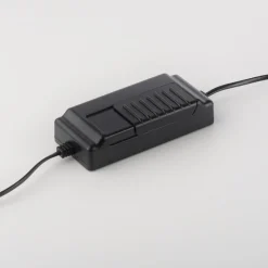 JUST LIGHT. Emanda LED vloerlamp, ijzer, zwart-messing