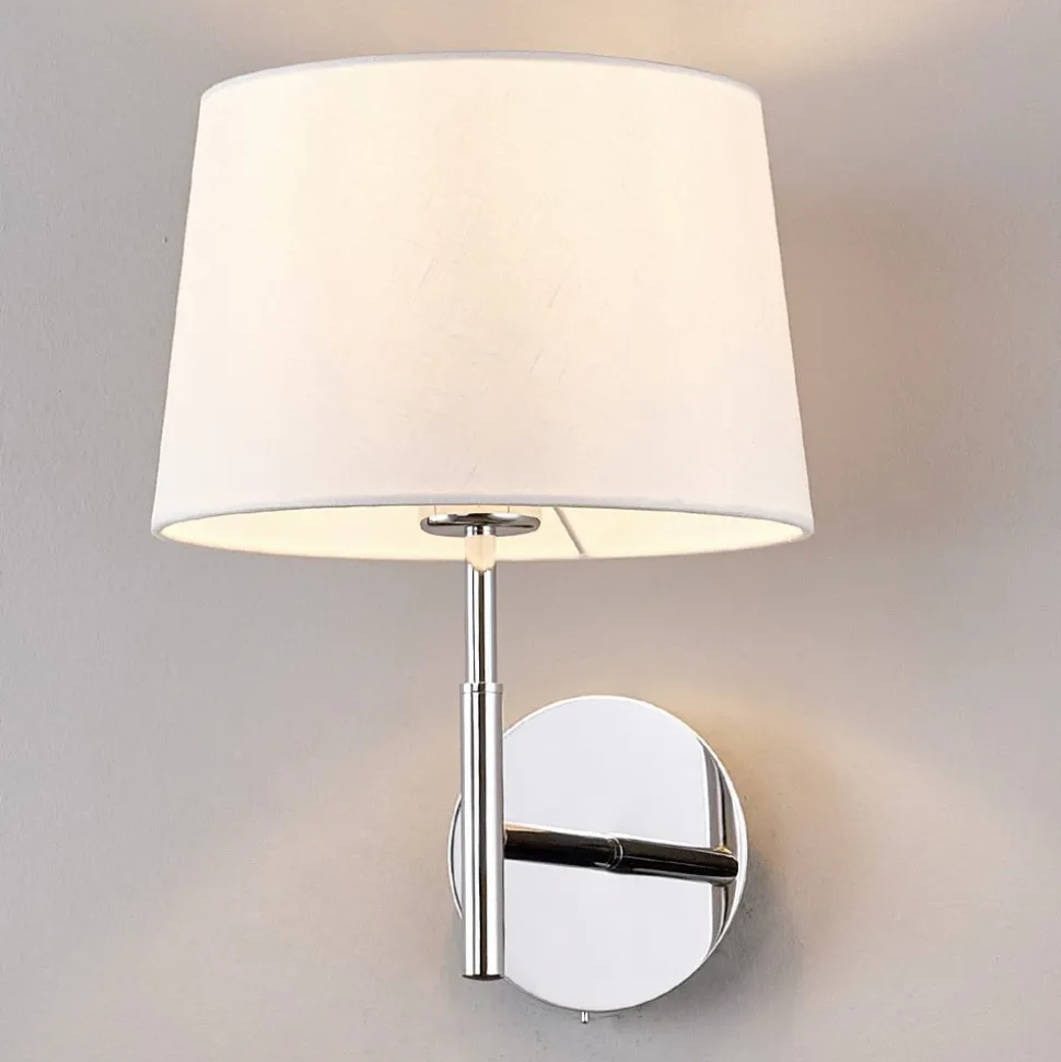 Knappe wandlamp Dorothea met wit stoffen scherm