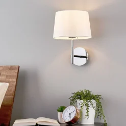 Knappe wandlamp Dorothea met wit stoffen scherm