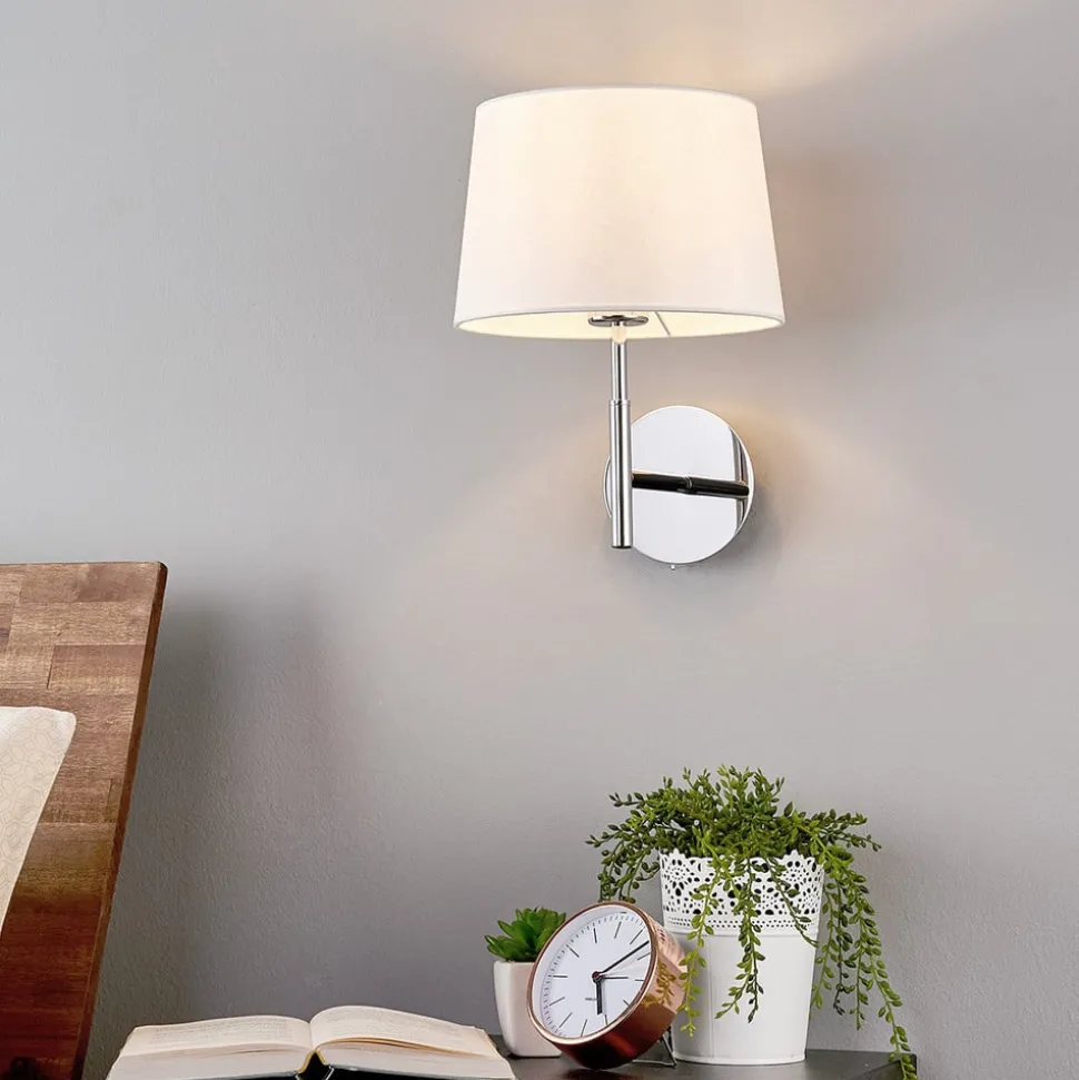 Knappe wandlamp Dorothea met wit stoffen scherm