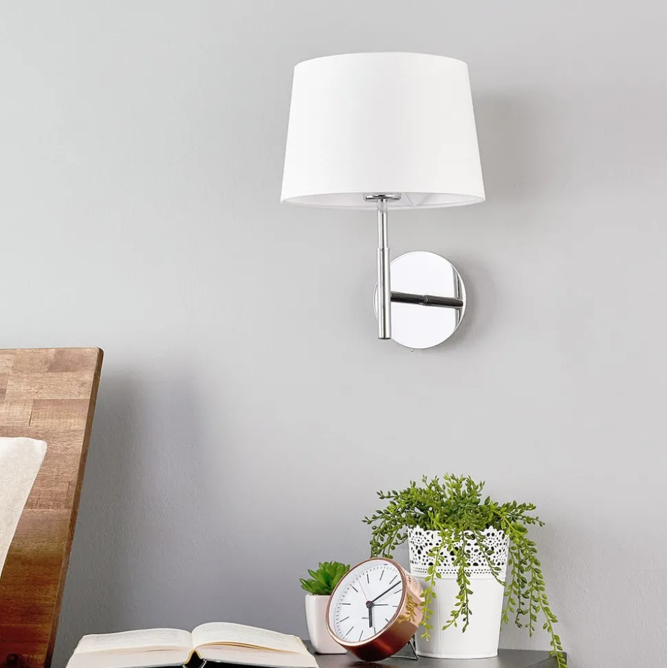 Knappe wandlamp Dorothea met wit stoffen scherm