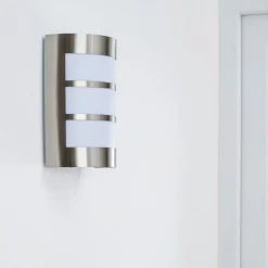 Kristian buitenwandlamp van roestvrij staal met strips