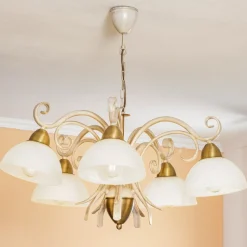 Kroonluchter Flora, vijf glazen kappen, wit/messing