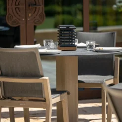 LED tafellamp op zonne-energie Tekura van teak