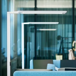 LED vloerlamp Yara.single CCT, BT, PIR, wit