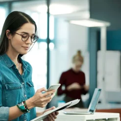 LED vloerlamp Yara.single CCT, BT, PIR, wit