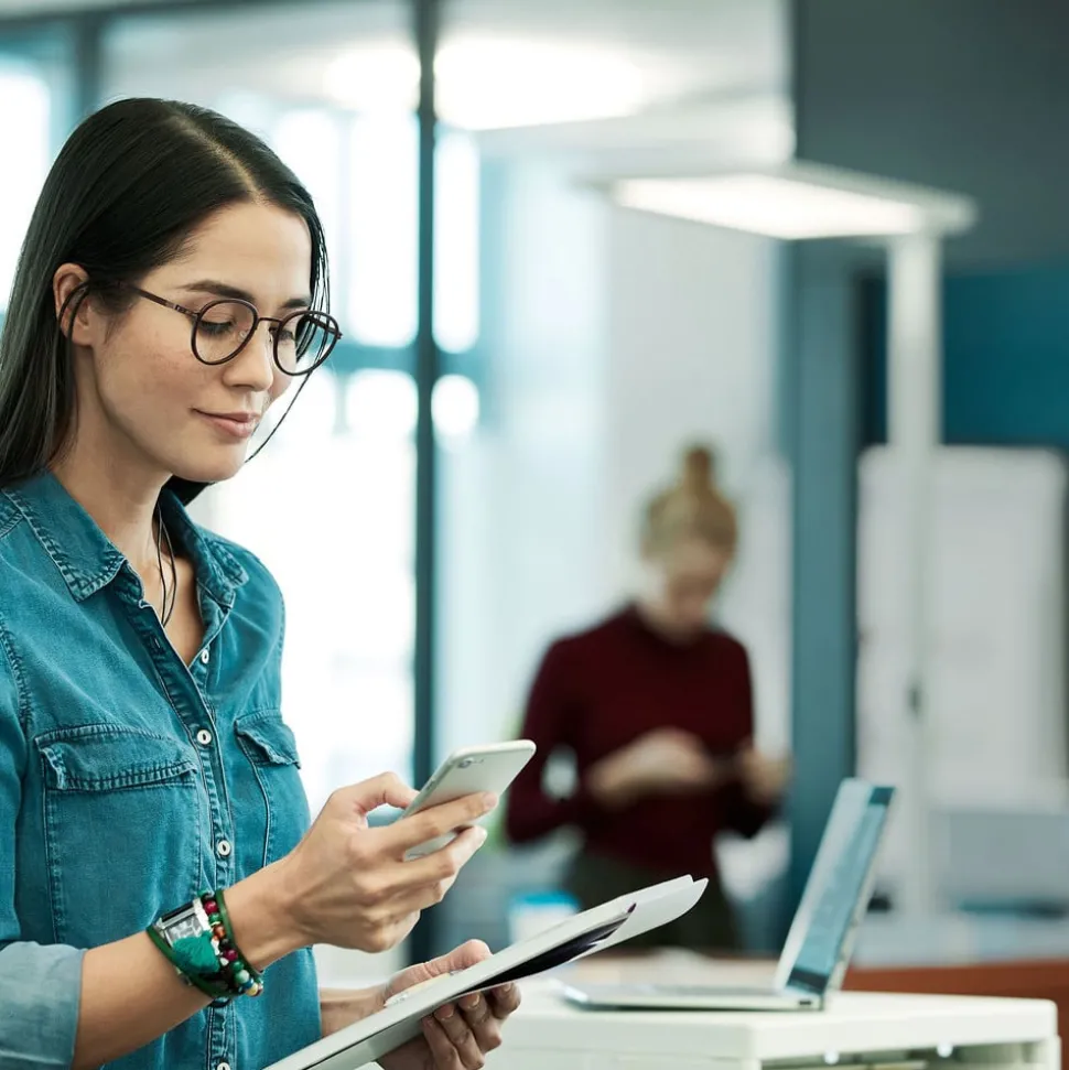 LED vloerlamp Yara.single CCT, BT, PIR, wit