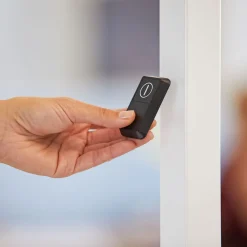 LED vloerlamp Yara.single CCT, BT, PIR, wit