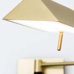 LED wandlamp Boston met USB-stopcontact, messing