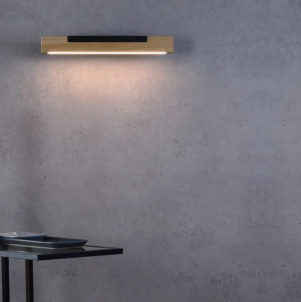 LED wandlamp Madera, onder stralend, eikenhout