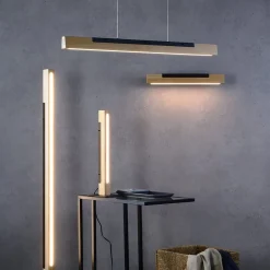 LED wandlamp Madera, onder stralend, eikenhout