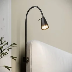 LED wandlamp Tuso, zwart, montage op bed, metaal