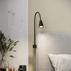 LED wandlamp Tuso, zwart, montage op bed, metaal