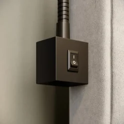 LED wandlamp Tuso, zwart, montage op bed, metaal