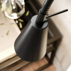 LED wandlamp Tuso, zwart, montage op bed, metaal