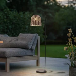 Lindby buiten vloerlamp Taryn, bruin, kunststof, IP44 172cm