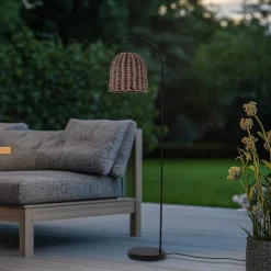 Lindby buiten vloerlamp Taryn, bruin, kunststof, IP44 172cm