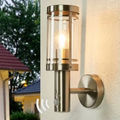 Lindby buitenwandlamp Djori, sensor, aluminiumkleurig, E27