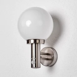 Lindby buitenwandlamp Nada, roestvrij staal, glas, sensor, E27
