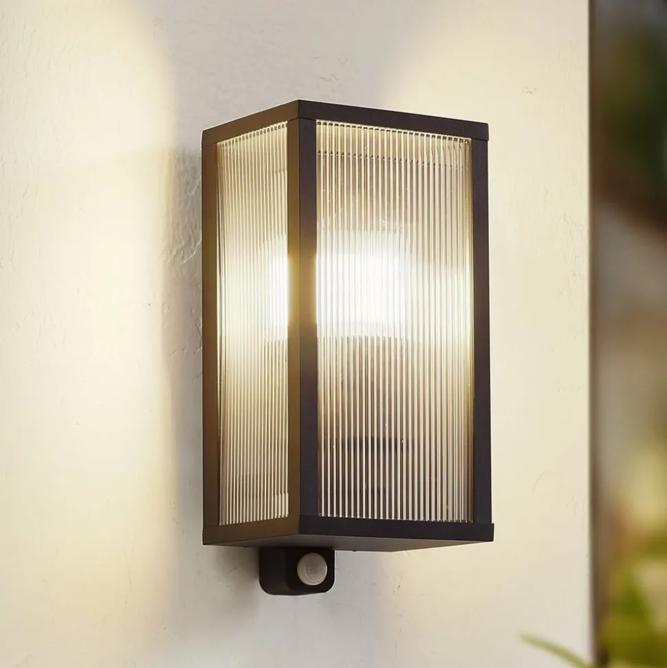 Lindby buitenwandlamp Peldar, sensor, geribbeld, IP44, E27