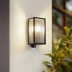 Lindby buitenwandlamp Peldar, sensor, geribbeld, IP44, E27