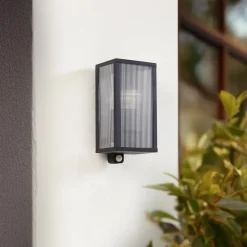 Lindby buitenwandlamp Peldar, sensor, geribbeld, IP44, E27