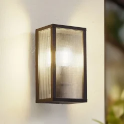 Lindby buitenwandlamp Peldar, 26 cm, geribbeld, IP44, E27