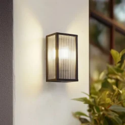 Lindby buitenwandlamp Peldar, 26 cm, geribbeld, IP44, E27