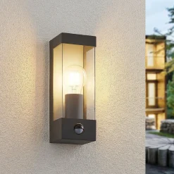 Lindby buitenwandlamp Tilian, sensor, hoogte 25 cm, antraciet