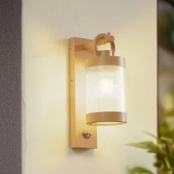 Lindby buitenwandlamp Yrene, 20 cm, beige, sensor, ribbel