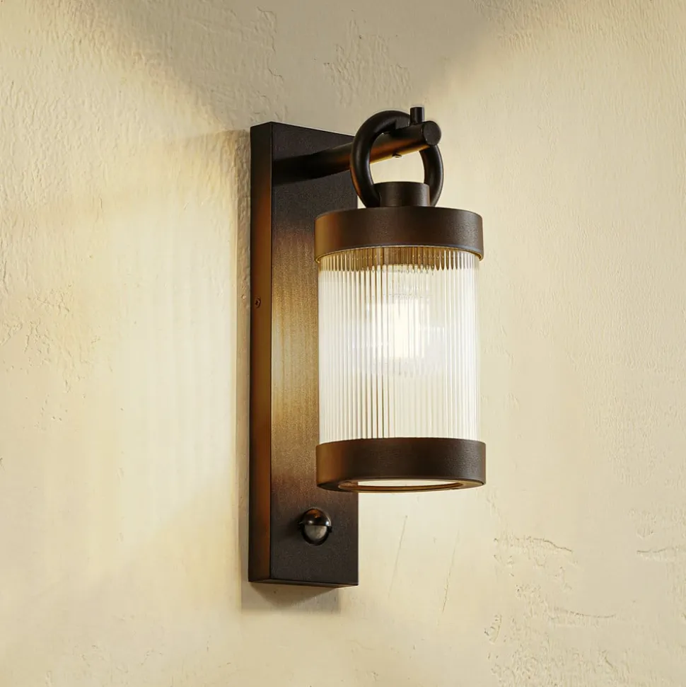 Lindby buitenwandlamp Yrene, 20cm, zwart, sensor, riffle