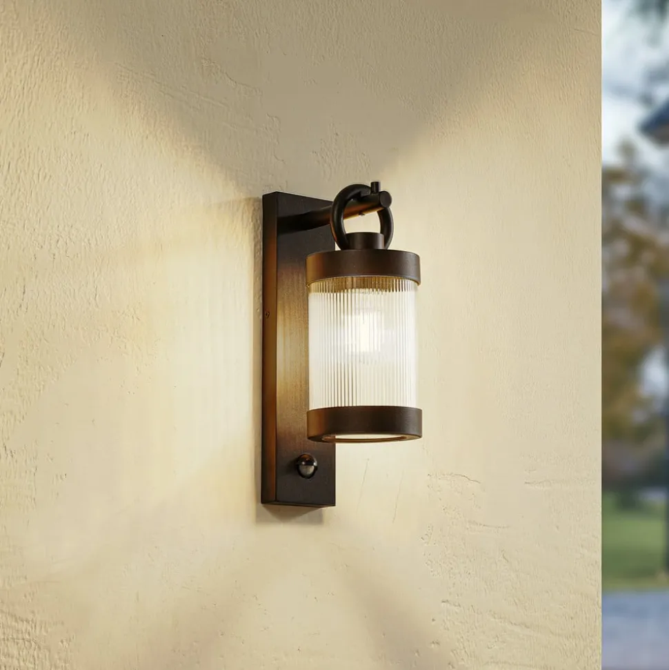 Lindby buitenwandlamp Yrene, 20cm, zwart, sensor, riffle