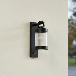 Lindby buitenwandlamp Yrene, 20cm, zwart, sensor, riffle