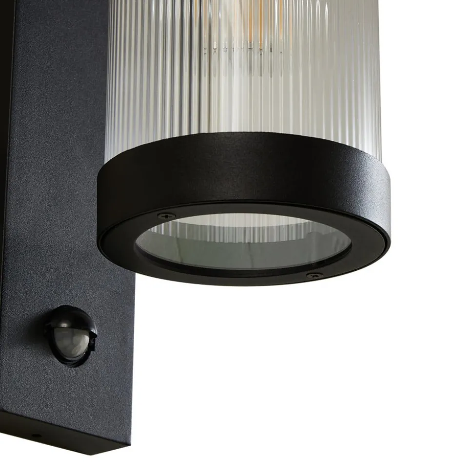 Lindby buitenwandlamp Yrene, 20cm, zwart, sensor, riffle