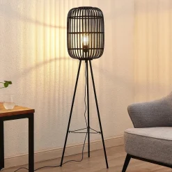 Lindby Canyana vloerlamp, zwart, rotan, 139 cm hoog