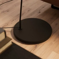 Lindby Esti vloerlamp, zwart/goud, stof, hoogte 192cm