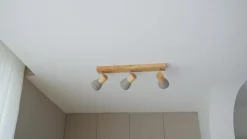 Lindby Filiz spot, 3-lamps, 47 cm lang, hout, beton, E14