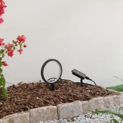 Lindby grondspies lamp op zonne-energie Syrene, 18 cm, zwart, aluminium