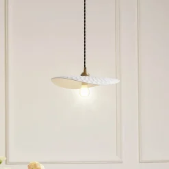 Lindby hanglamp Annira, Ø 29 cm, keramiek, wit/messing