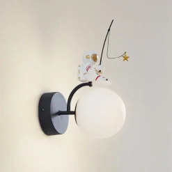 Lindby Kosmo wandlamp, kunststof, astronaut, 30 cm hoog
