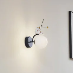 Lindby Kosmo wandlamp, kunststof, astronaut, 30 cm hoog