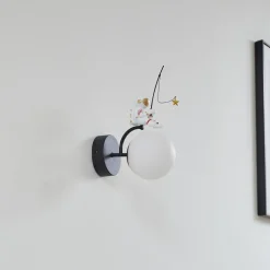 Lindby Kosmo wandlamp, kunststof, astronaut, 30 cm hoog