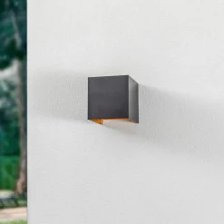 Lindby LED buiten wandlamp Nivar, hoekig, zwart/goud, IP54