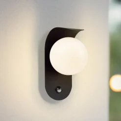 Lindby LED buiten wandlamp Lacie, sensor, zwart/wit, aluminium